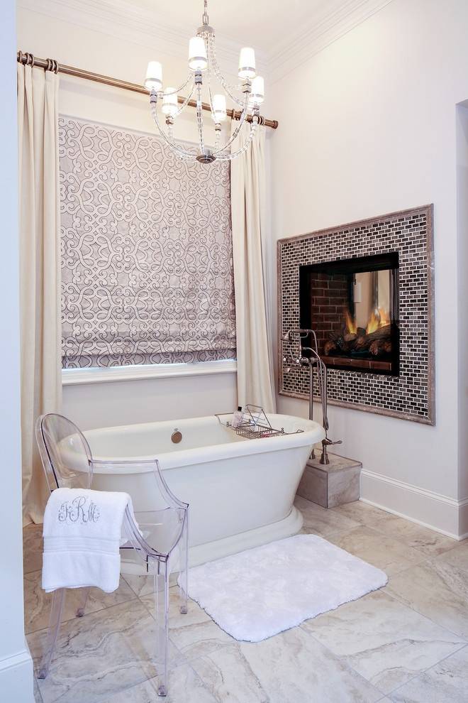badezimmer-ohne-fenster-dekorativer-kronleuchter-kristall-behang-indoor-kamin