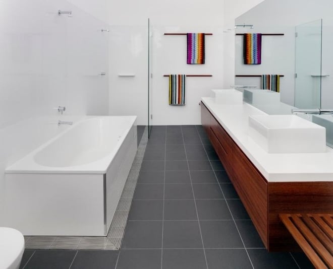 badezimmer-ohne-fenster-wände-hell-streichen-holz-elemente