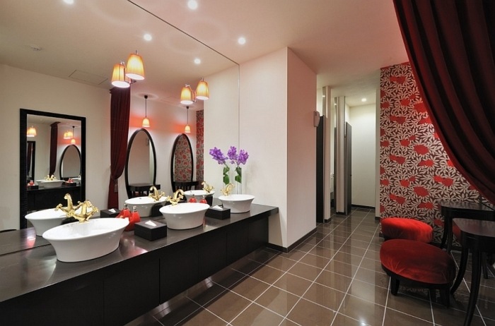 badezimmer-rot-schwarz-spiegelwand-Chotinan-55