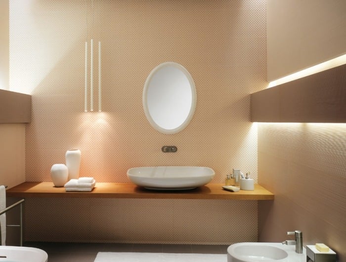 badezimmer-wandspiegel-oval-waschbecken-pendelleuchten-puristisches-design