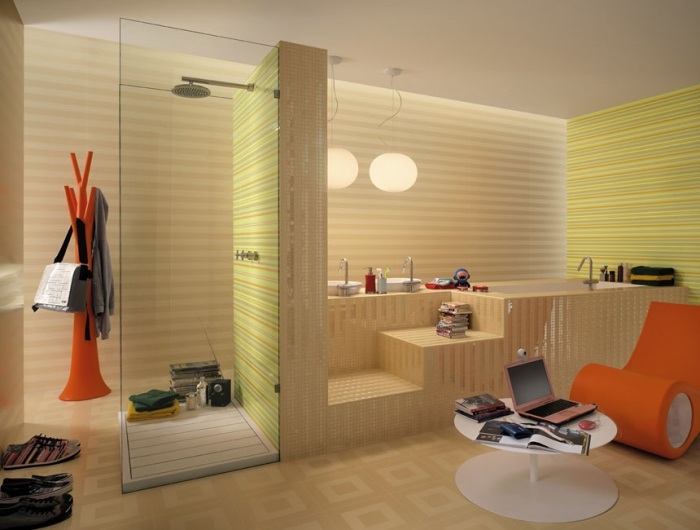 badezimmer-wohlfühloase-wandfliesen-querstreifen-orange-sessel-kleiderständer