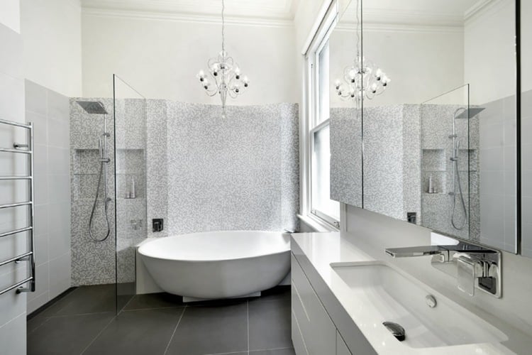 baeder-bilder-weisse-badewanne-glasdusche-mosaik-graue-fliesen-spiegelschrank-eingebaut-waschbecken