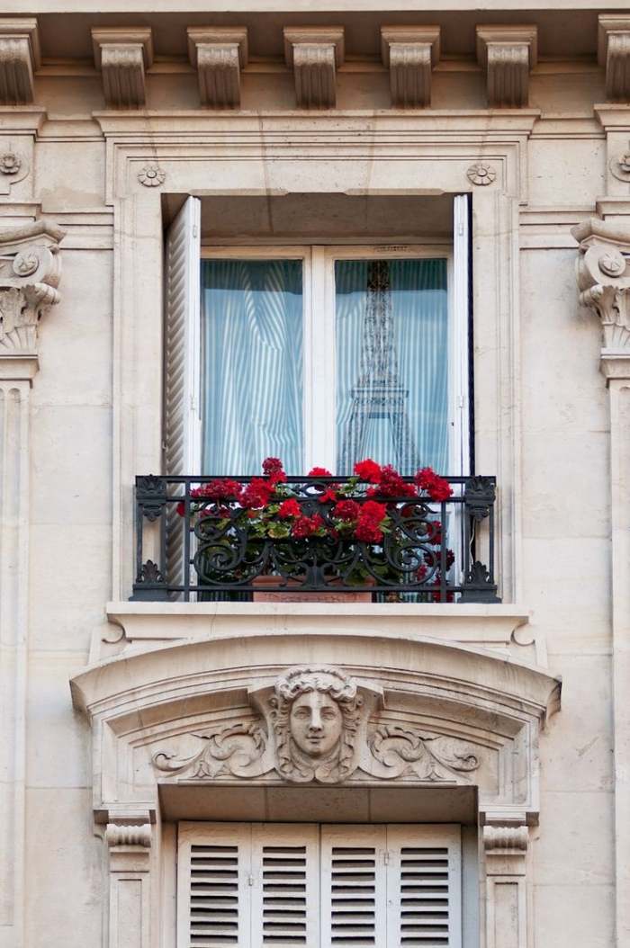 balkongeländer-mit-verschnörkelten-Elementen-Metall-französischer-balkon