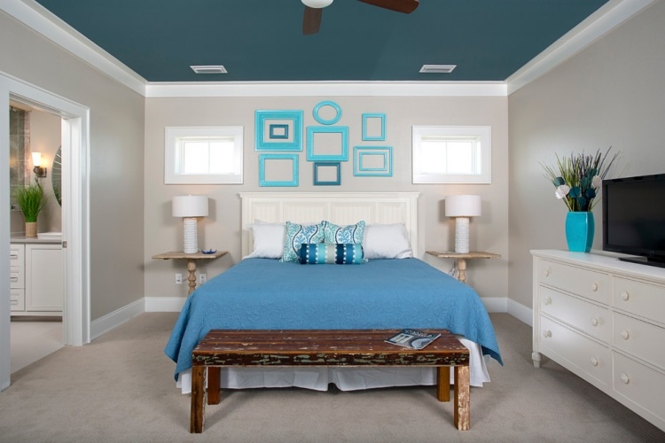 bilderrahmen-deko-ideen-schlafzimmer-aqua-blau-creme