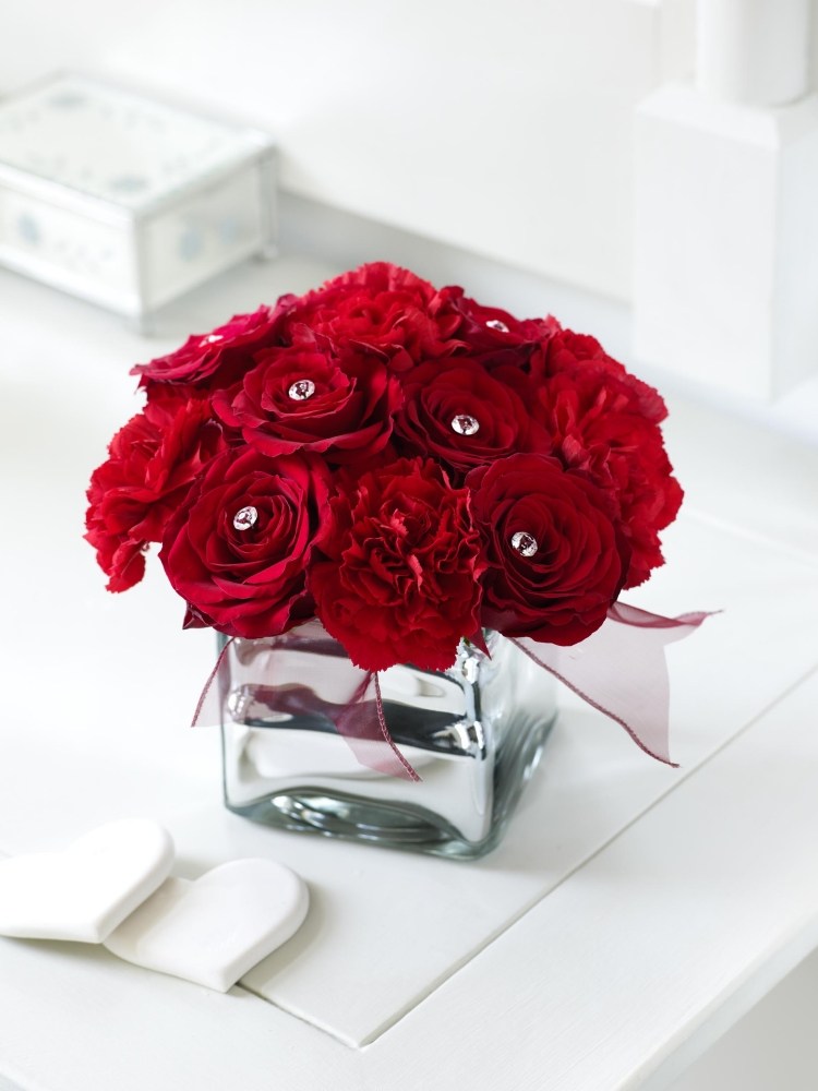 blumen online bestellen verschenken-valentinstag-rote-rosen-nelken-kristallen