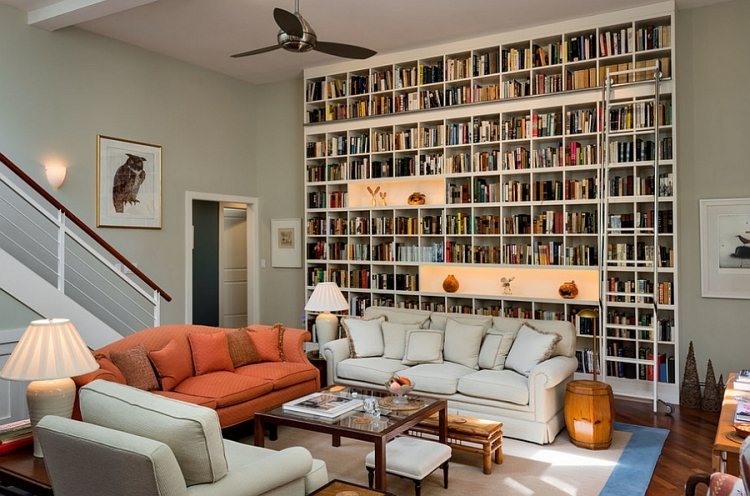 buecherwand-wohnzimmer-beleuchtete-regalnischen-leiter Dekoration mit Büchern
