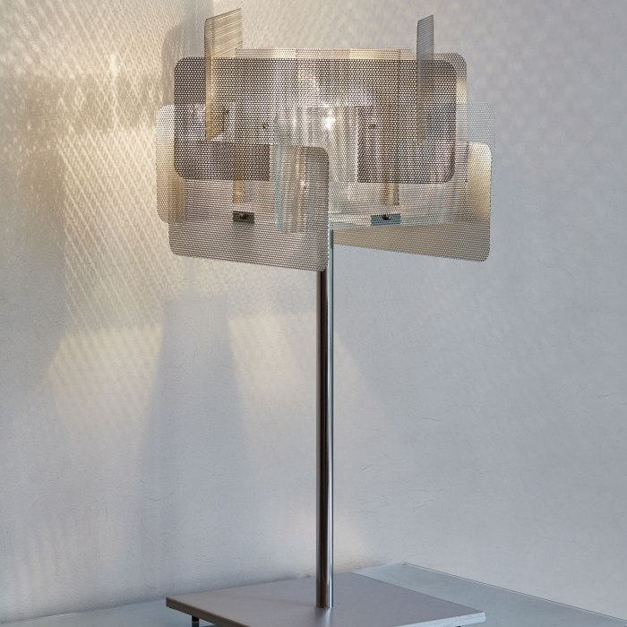 cube-Tischlampe-Metall-Spiegel-durchlochte-Stahlbleche-Lichteffekte