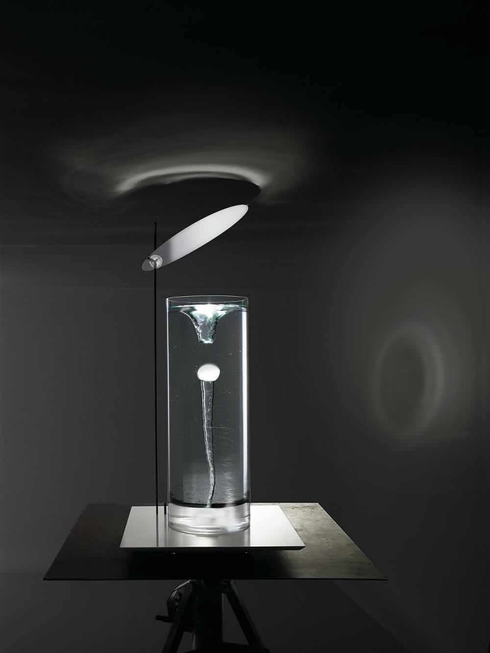 delirium-designer-tischlampe-kristall-Spiegel-Wasser-gefüllten-Behälter-Ingo-Maurer