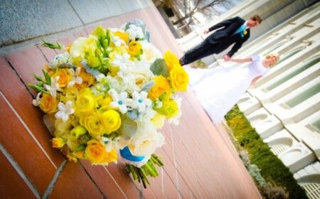 die-Hochzeit-mit-blauen-und-grauen-Akzenten