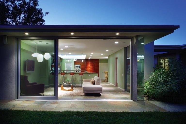einfamilienhaus-modern-design-schiebetüren-zugang-zu-terrasse-garten