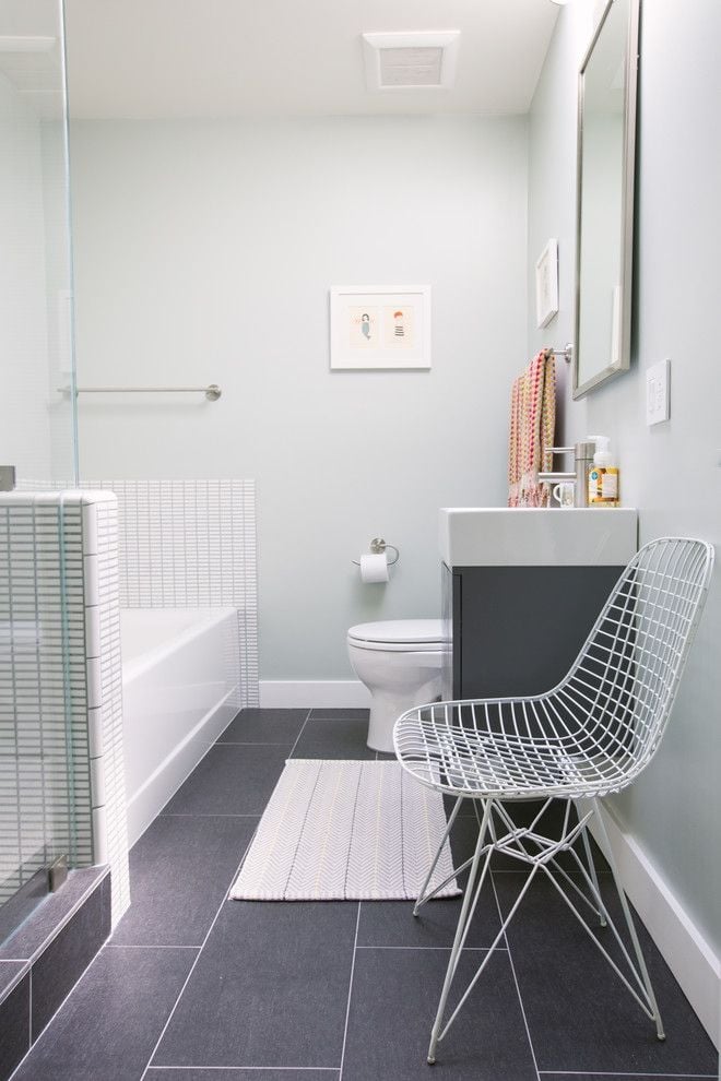 einrichtungsideen-badezimmer-schwarz-weiß-fliesen-eingebaute-badewanne