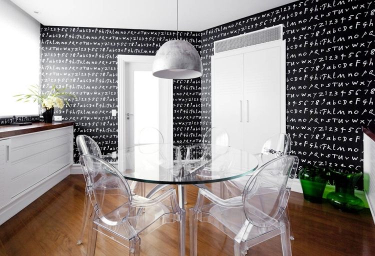esstisch-rund-kleinwohnung-transparent-tisch-stuehle-wandfarbe-schwarz-weiss
