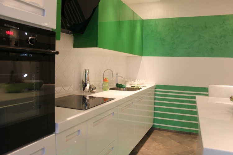 Farbe in der Küche grune-oberschranke-weisse-unterschranke-grasgruene-deko