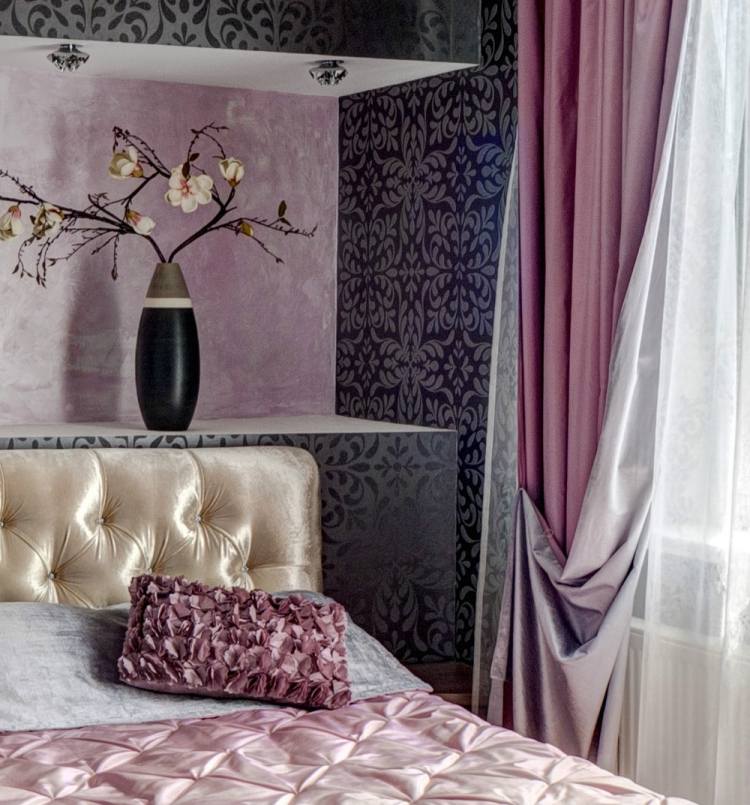 Farbideen fürs Schlafzimmer feminin-rosa-effektfarbe-graue-mustertapete-ornamente