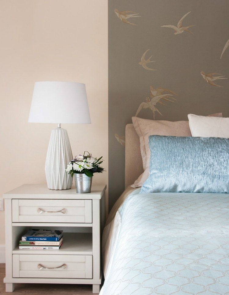 Farbideen fürs Schlafzimmer pastellrosa-tapete-taupe-schwalben-motive