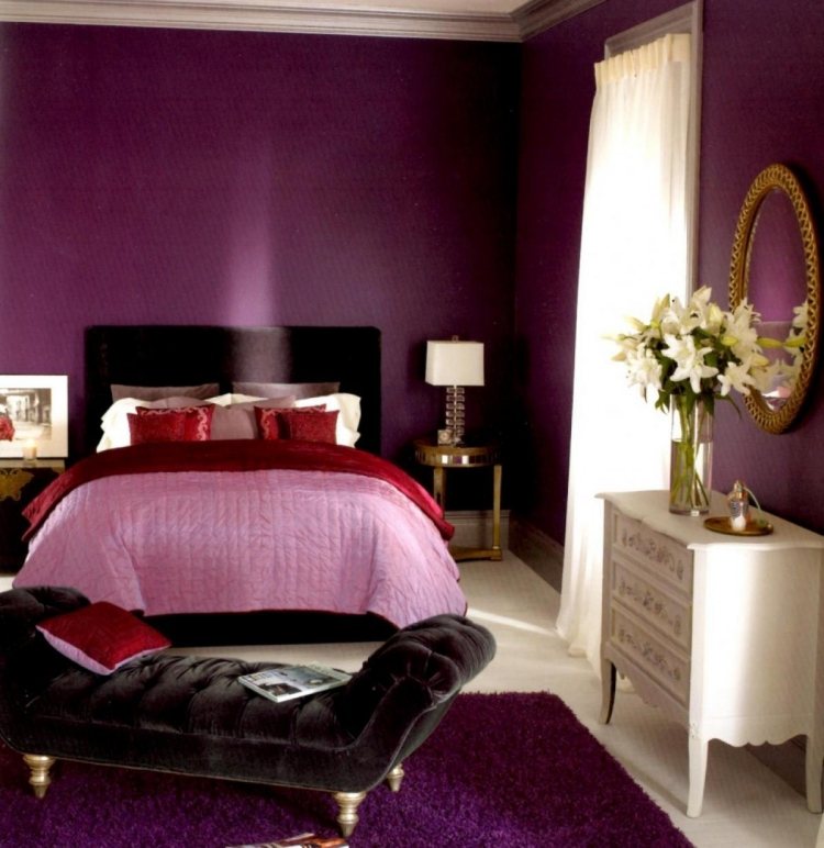 farbideen-schlafzimmer-wande-gestalten-violett-wandfarbe-kommode-spiegel-polsterbett-schick