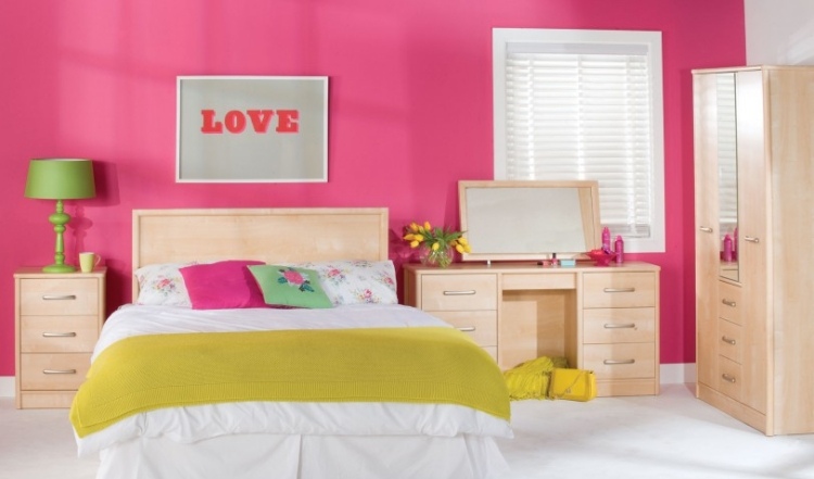 farbideen-schlafzimmer-wande-gestalten-wandfarbe-pink-hell-moebel-decke-gelb