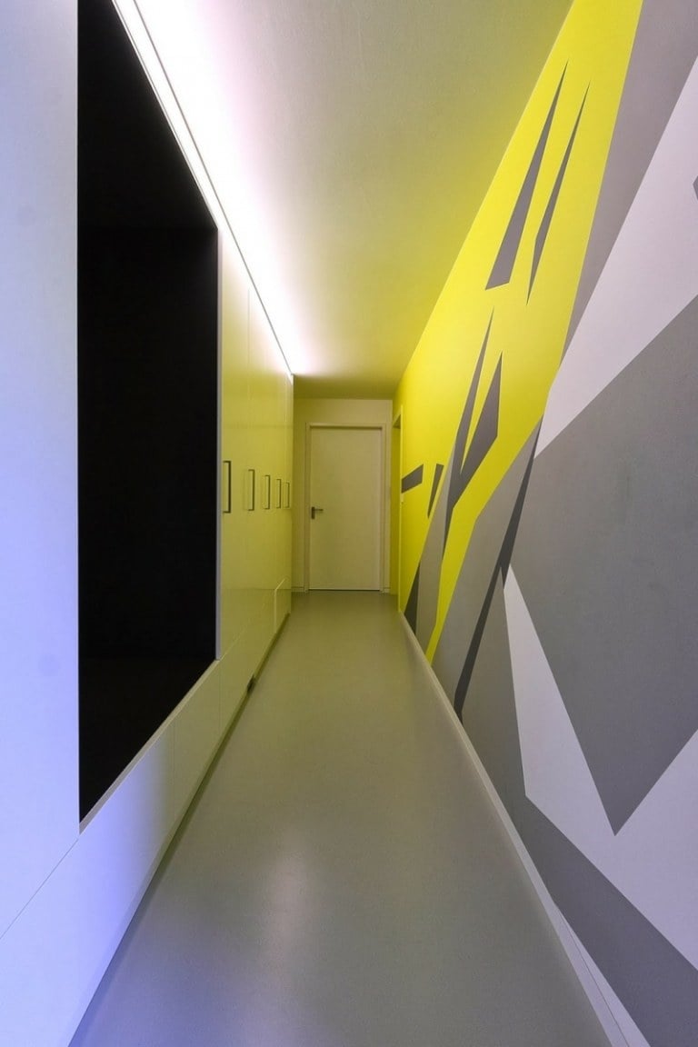 flur deko ideen geometrisch muster wandfarbe grau weiss gelb modern