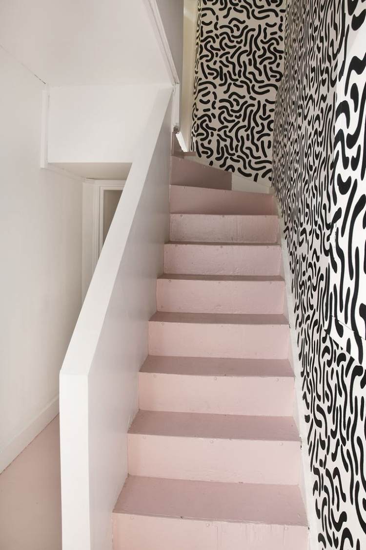 flur-deko-ideen-treppe-rosa-stufen-schwarz-weisse-dekorationen-wand