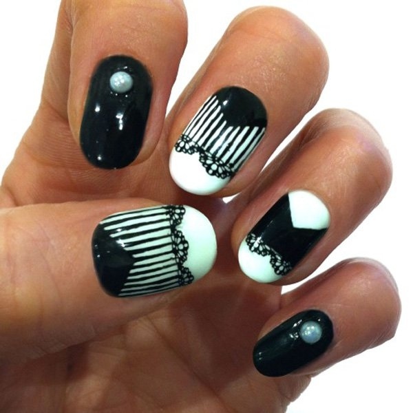 glänzende-nägel-elegant-schwarz-weiß-spitze-zeichnungen-nagelkunst