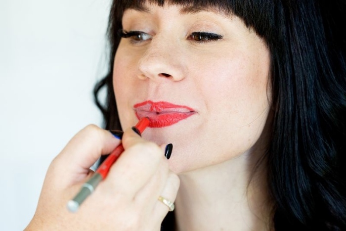 haltbaren-Lippenstift-auftragen-konturieren- Lipliner-rot
