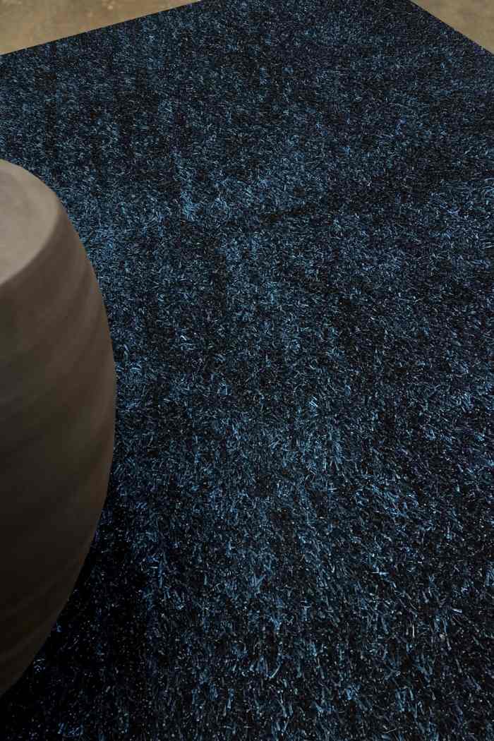 hochflor-teppich-polyester-handgetuftet-königsblau-metallic-effekt