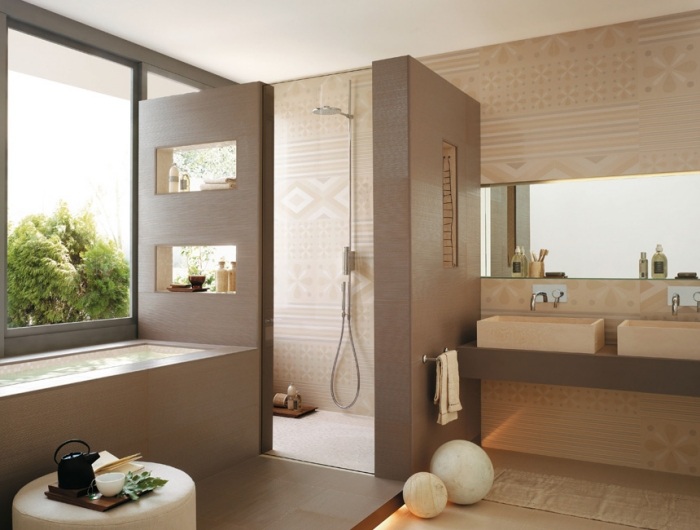 ideen-badezimmer-wandgestaltung-fliesen-erdfarben-spa-dekor-einbauregale