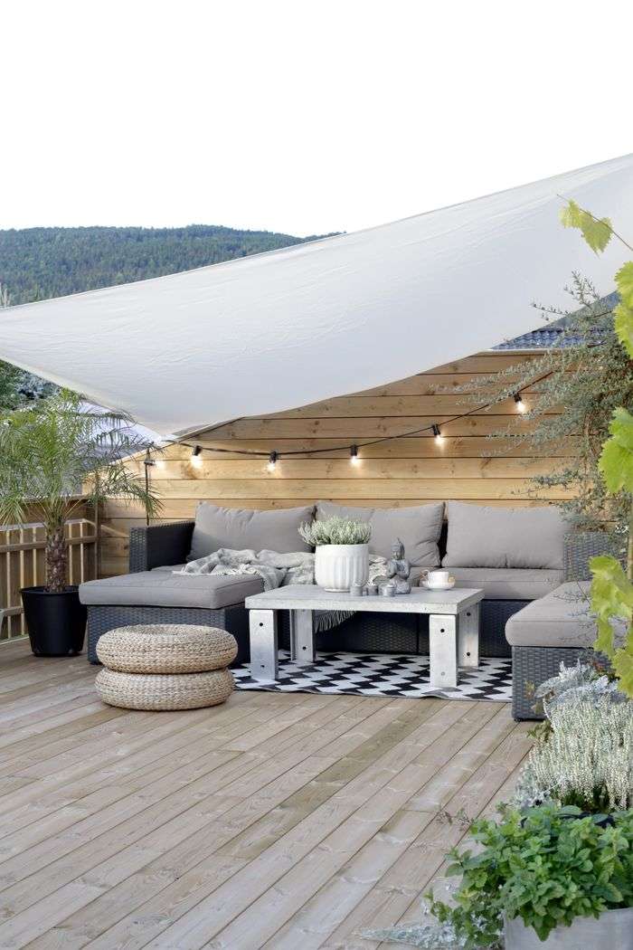 ideen-für-terrassengestaltung-Holz-Terrassenbelag-Beleuchtung-Lichterketten