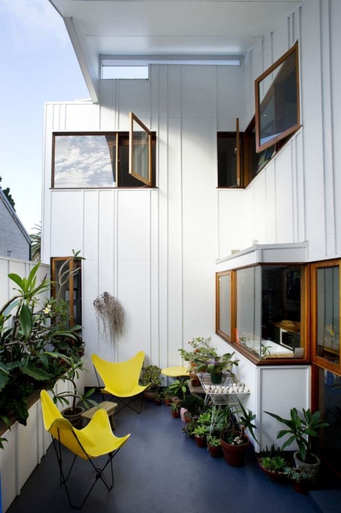 ideen-für-terrassengestaltung-bei-kleinem-Platz-Klappstühle-gelber-Sitz-Kunststoff
