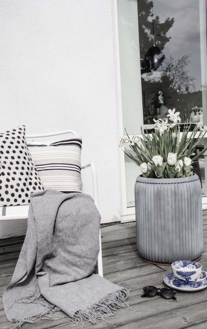 ideen-für-terrassengestaltung-in-schwarz-weiß-muster-möbel-lackiert