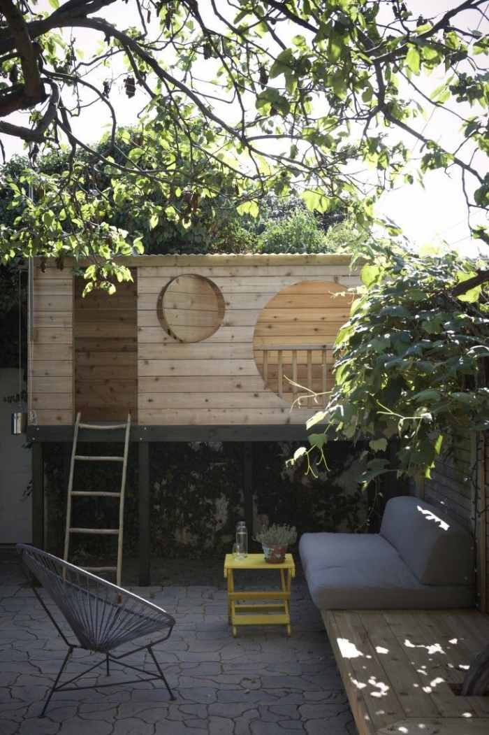 ideen-für-verspielte-terrassengestaltung-Außenmöbel-Baumhaus-im-Garten