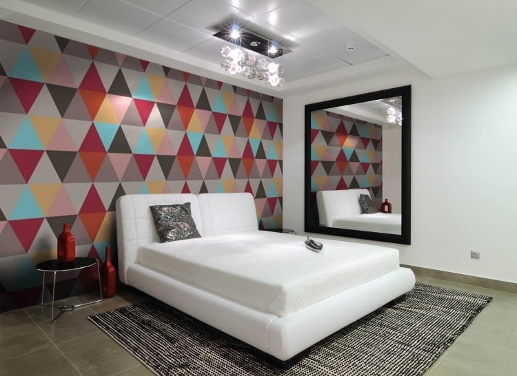 ideen-tapeten-modernes-raumambiente-schlafzimmer-wandgestaltung-farbig-dreiecke-grafisch-muster