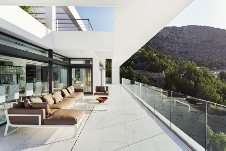 ideen-terrassengestaltung-glasgelaender-liegestuehle-ueberdachung-modern-ausblick