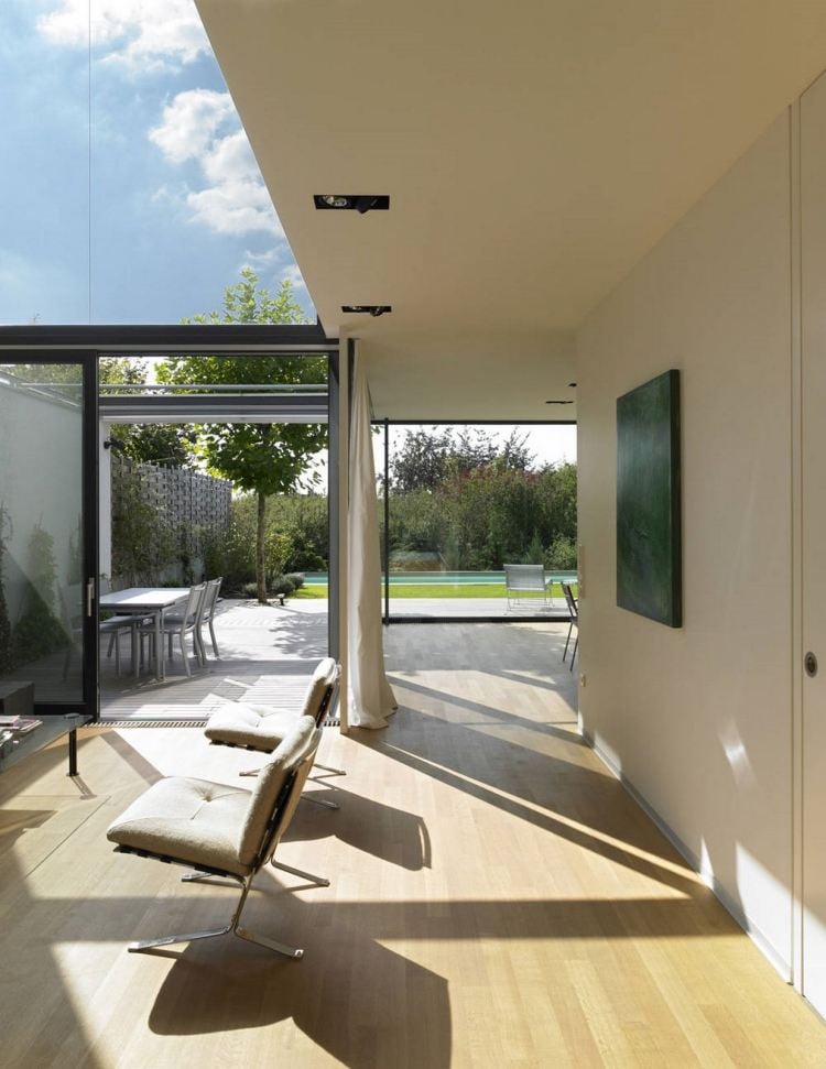 ideen-terrassengestaltung-offener-dach-holzboden-sessel-ausblick