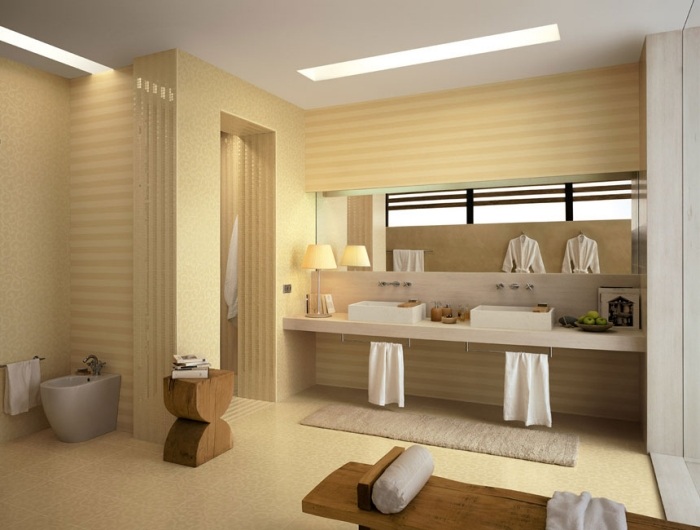 italienische-badezimmer-fliesen-sandgelb-horizontale-streifen-beistelltisch-aus-massivholz