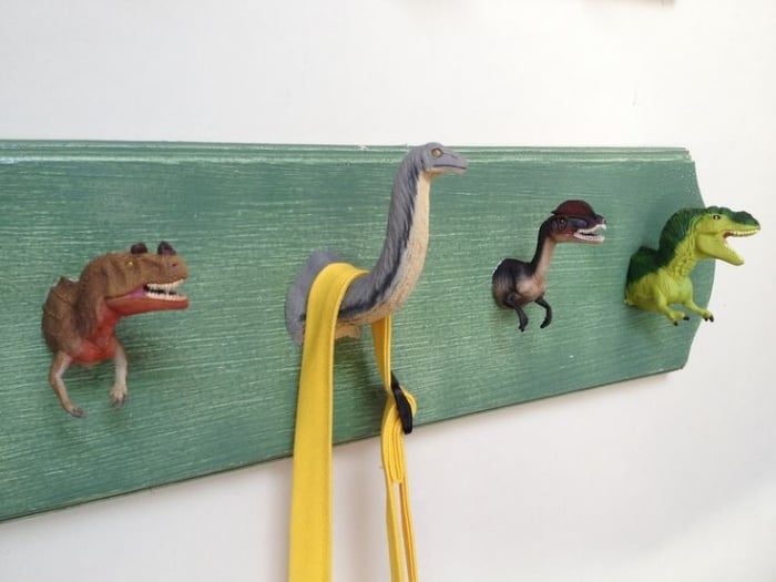 kindergarderobe selber basteln holz-hakenleiste-halbe-tierfiguren-dinosauren