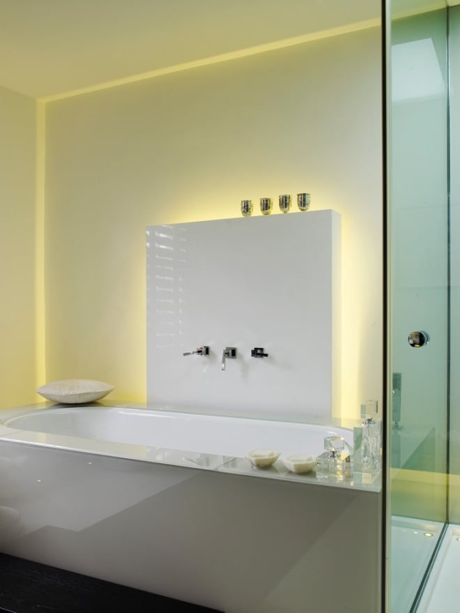 lichtrohrsystem-badezimmer-ohne-fenster-wandbeleuchtung-ideen