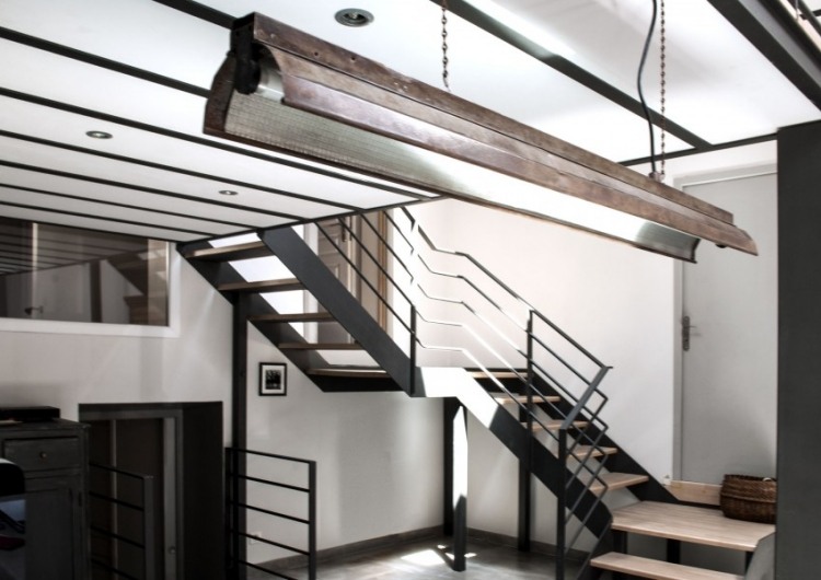 lofthaus-modern-stahl-treppe-deckenleuchten
