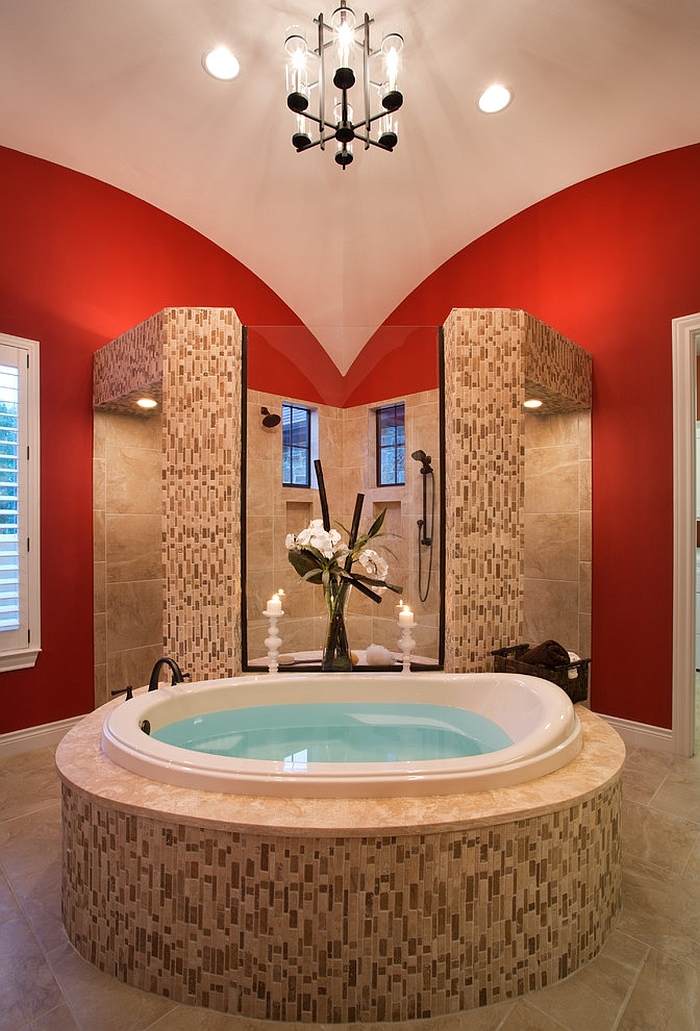 luxus-badezimmer-beige-mosaik-rote-wandfarbe-Mary-De-Walt-Design