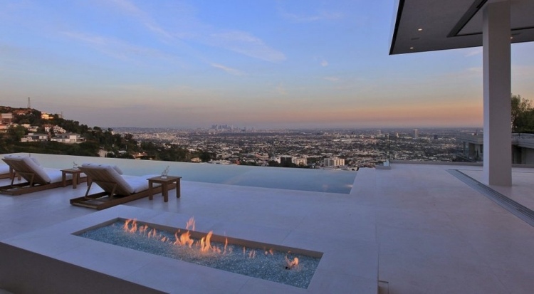 luxus-haus-Hollywood-Hills-Home-bio-ethanol-feuerstelle-terrasse-sonnenliegen
