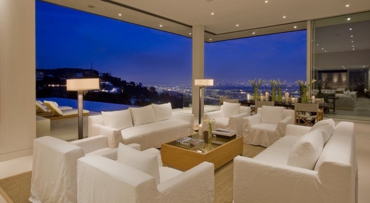 luxus-haus-Hollywood-Hills-Home-wohnzimmer-moebel-weisse-bezuege