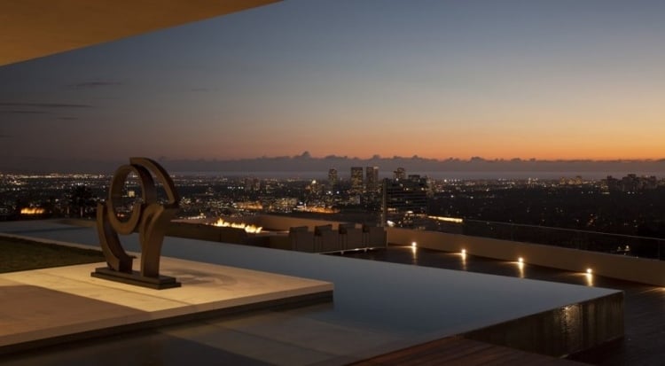 Luxus-Häuser Sunset-Strip-nachts-stadt-lichter-infinity-pool-skulptur