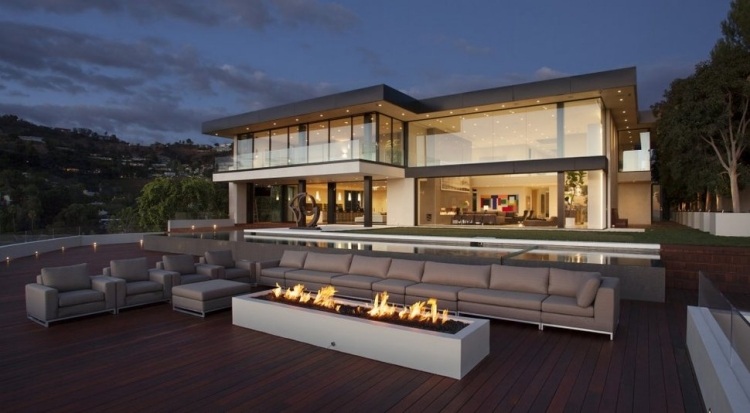 Luxus-Häuser Sunset-Strip-terrasse-offene-feuerstelle-groses-sofa