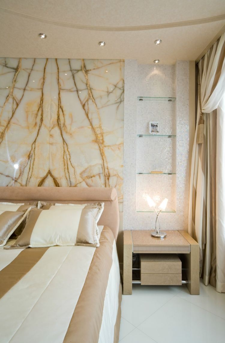 luxus-schlafzimmer-creme-beige-glasregale-nischen-beleuchtung