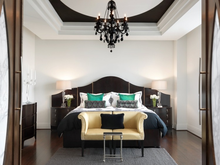luxus-schlafzimmer-schwarzes-bett-kronleuchter-hamilton