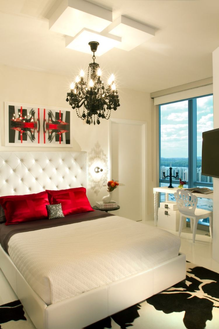 luxus-schlafzimmer-weisses-polsterbett-schwarze-rote-akzente-kronleuchter-schwarz
