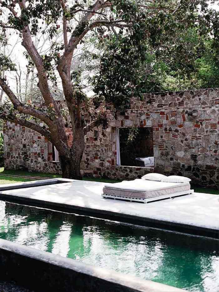 mediterrane-Terrasse-mit-Pool-gestalten-lounge-daybett-outdoor-sichtschutz-Mauer