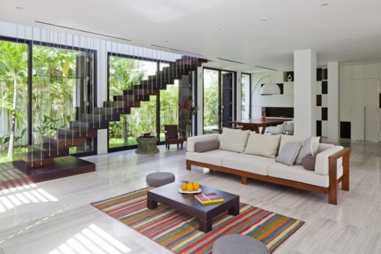 modern-renoviert-interieur-wohnzimmer-harfentreppe-sofa-weiß-polster