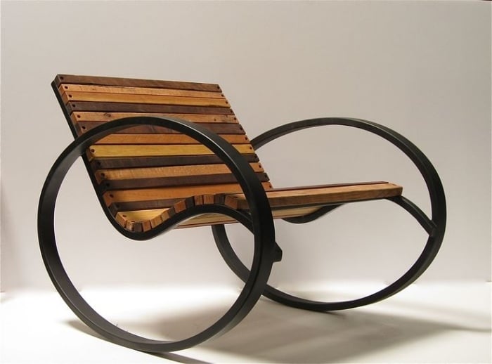 modern-schaukelstuhl-Sesselform-ausgefallenes-Design-Armlehnen-Metallgestell