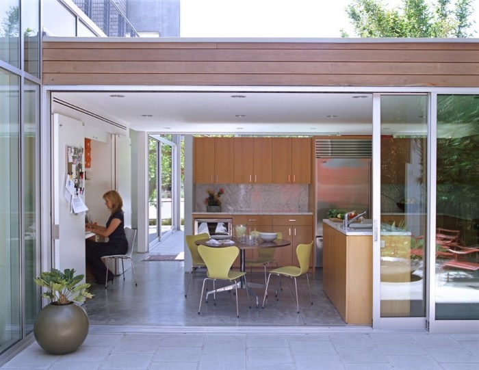 modern-wohnpavillon-offener-grundriss-küche-essplatz-schiebetüren